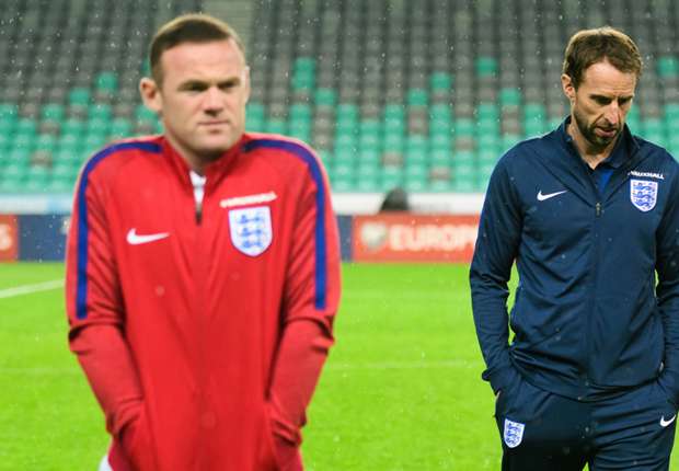 Rooney drops out of England squad with knee injury