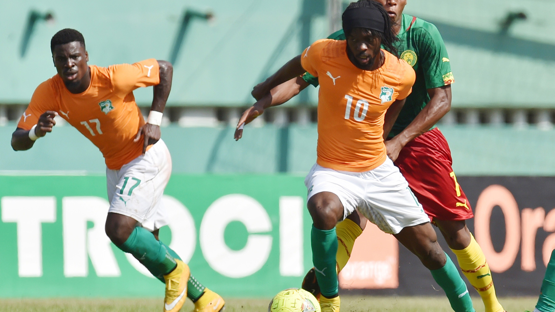 http://images.performgroup.com/di/library/GOAL_INTERNATIONAL/85/61/gervinho-ivory-coast-pitch-invasion-afcon-cameroon-19112014_hhl6bg3x0e6p1cp4z29yrn494.jpg?t=-903319007&