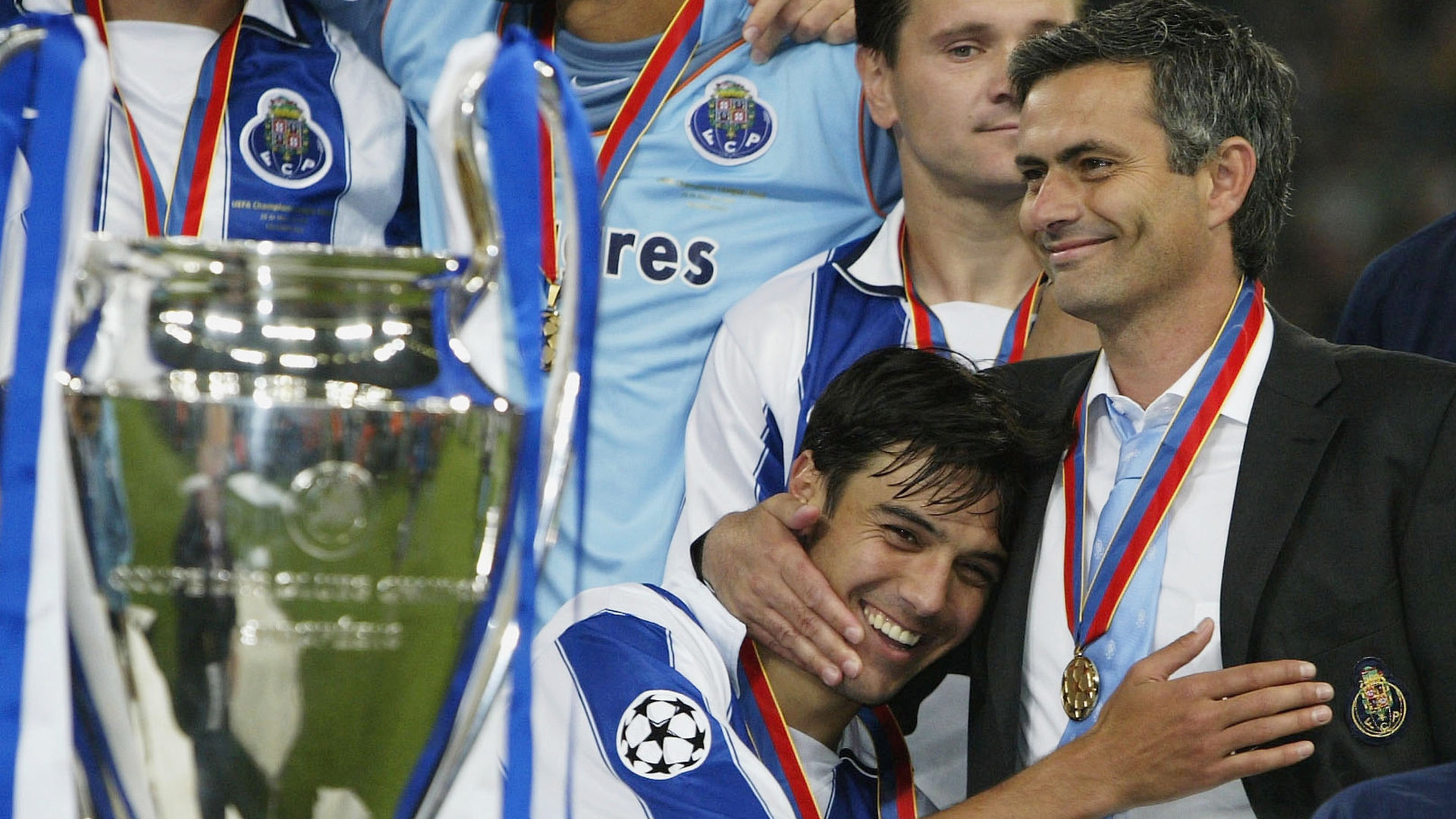 jose-mourinho-and-his-porto-team-lift-the-champions-league-trophy_19mse1txgn5e113lk0bzqaljbe.jpg?t=1012869506u0026