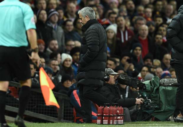 Chiếc thẻ đỏ cho HLV Mourinho vì lỗi phản ứng với trọng tài