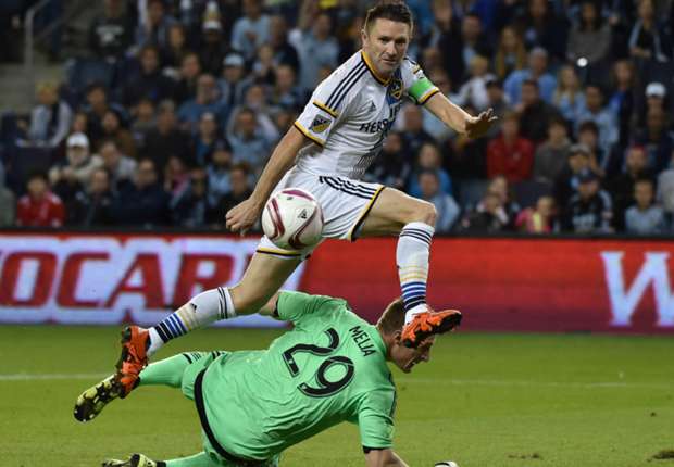 Robbie Keane out for up to six weeks after knee surgery