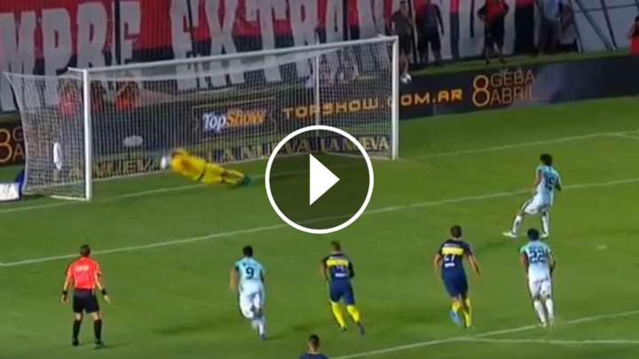 Rossi tapó el penal pero Leguizamón aprovechó el rebote ►