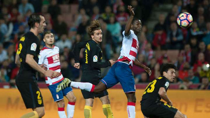 Adrián Ramos salió lesionado del duelo con Atlético Madrid