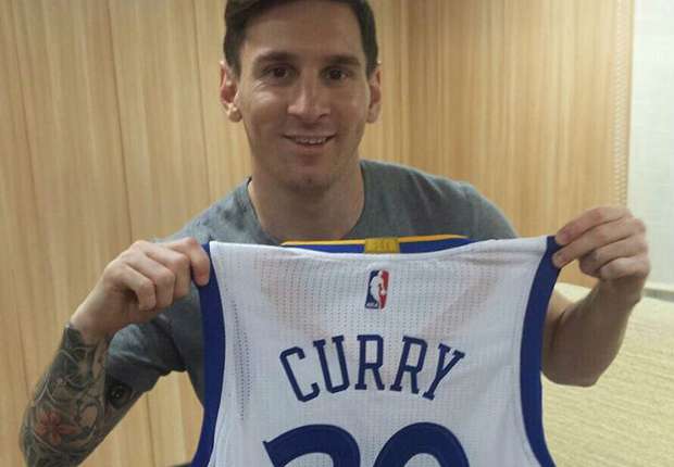 Primera- modrić,kova i raketa... - Page 24 Lionel-messi-with-stephen-curry-shirt-04122015jpg_1tp9o0fek5yse1hlycr7u243jr