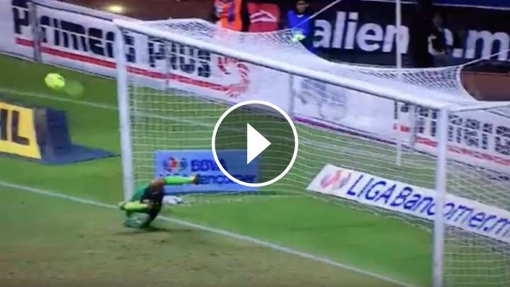 VIDEO: El penal del Puebla atajado por Oscar Ustari