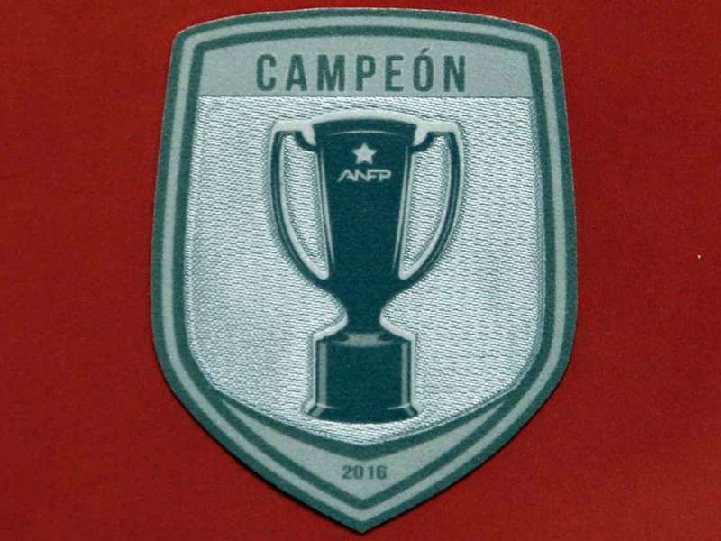 Católica llevará un parche especial en el torneo chileno número 100