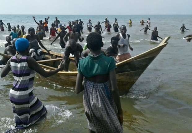 Tragédia na Uganda: Barco naufraga com time de futebol