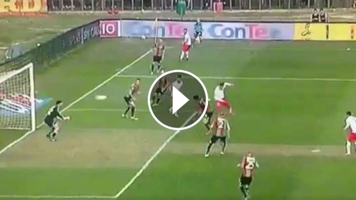 El mejor gol del fin de semana: de taco y para ganar un clásico ►
