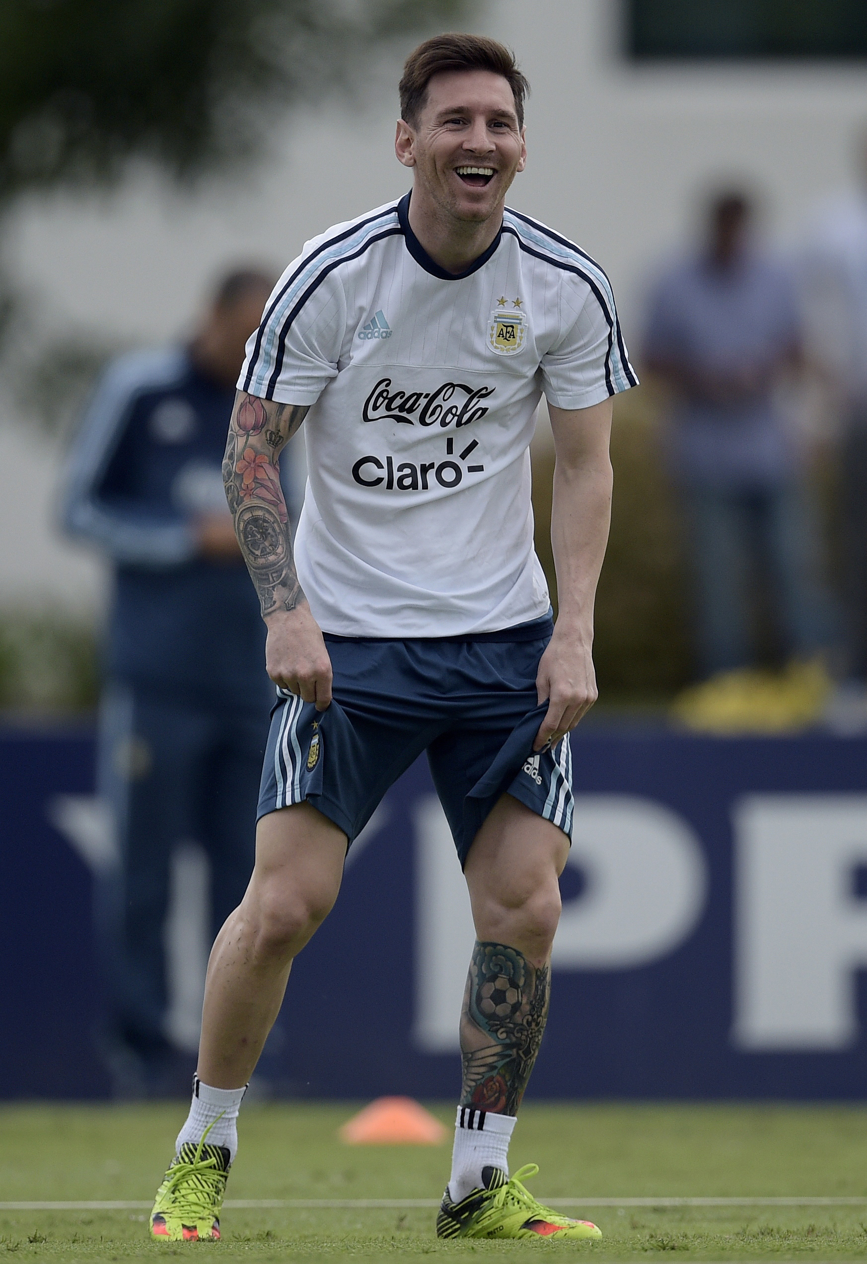 lionel messi luce sus tatuajes en el primer entrenamiento lionel messi luce sus tatuajes en el primer entrenamiento