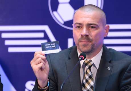 Lo echaron y fue a pelear a los jugadores