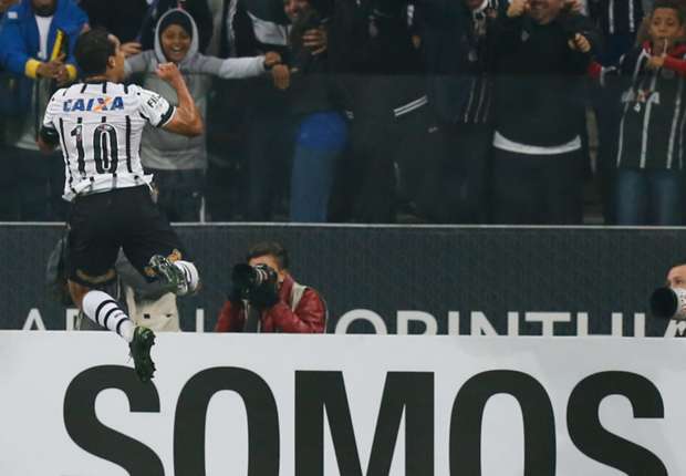 Corinthians embala em Itaquera e entra no G-4 com vitória sobre Atlético-PR