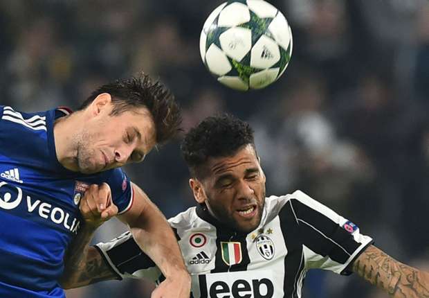 Pancada 'deforma' rosto de Dani Alves
