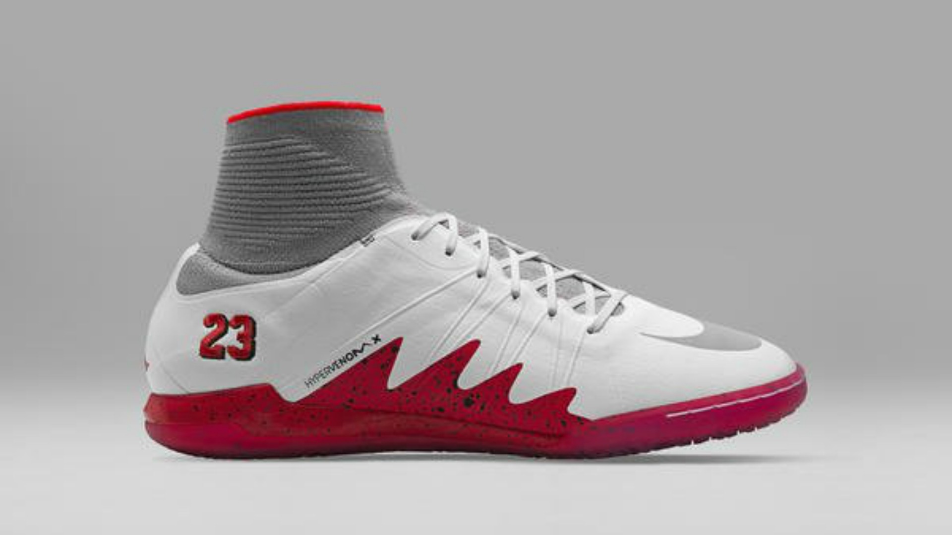 Chuteira de Neymar inspirada em Jordan ganha versão branca e com