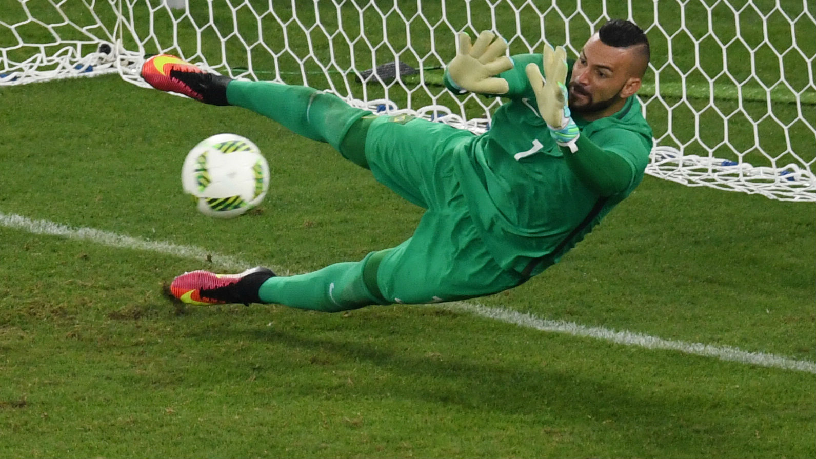 Idade, histórico e projeto do Palmeiras ajudam Weverton a ser titular