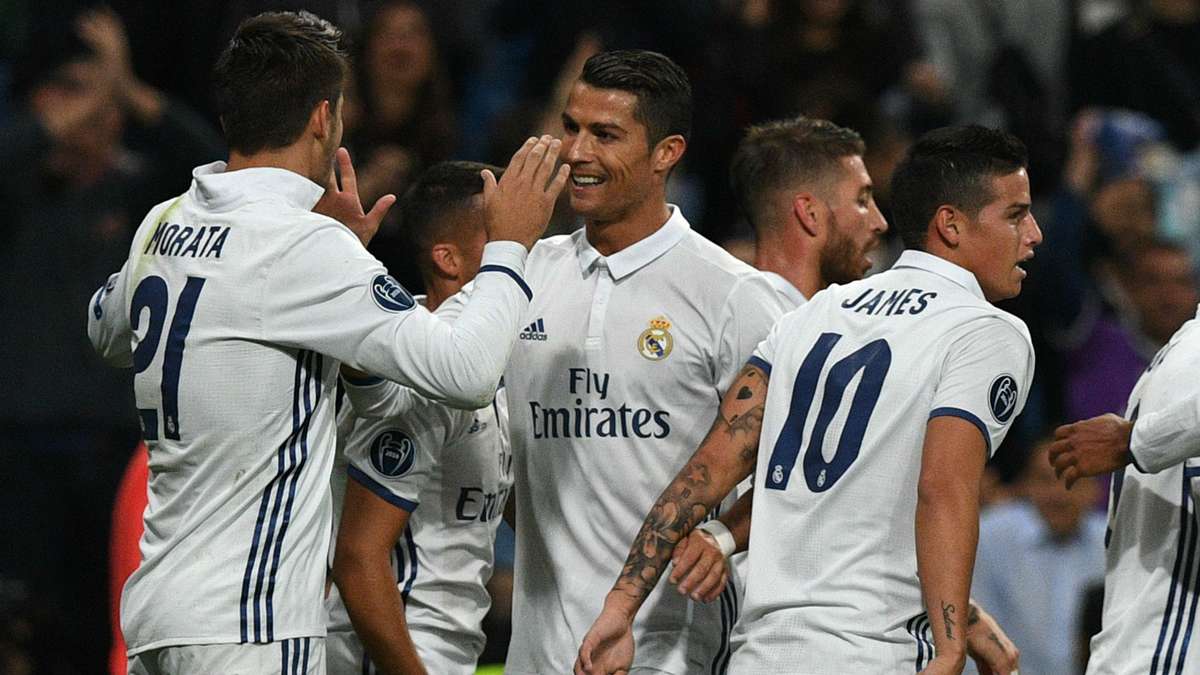 Morata, Cristiano y James celebran un gol del Madrid.