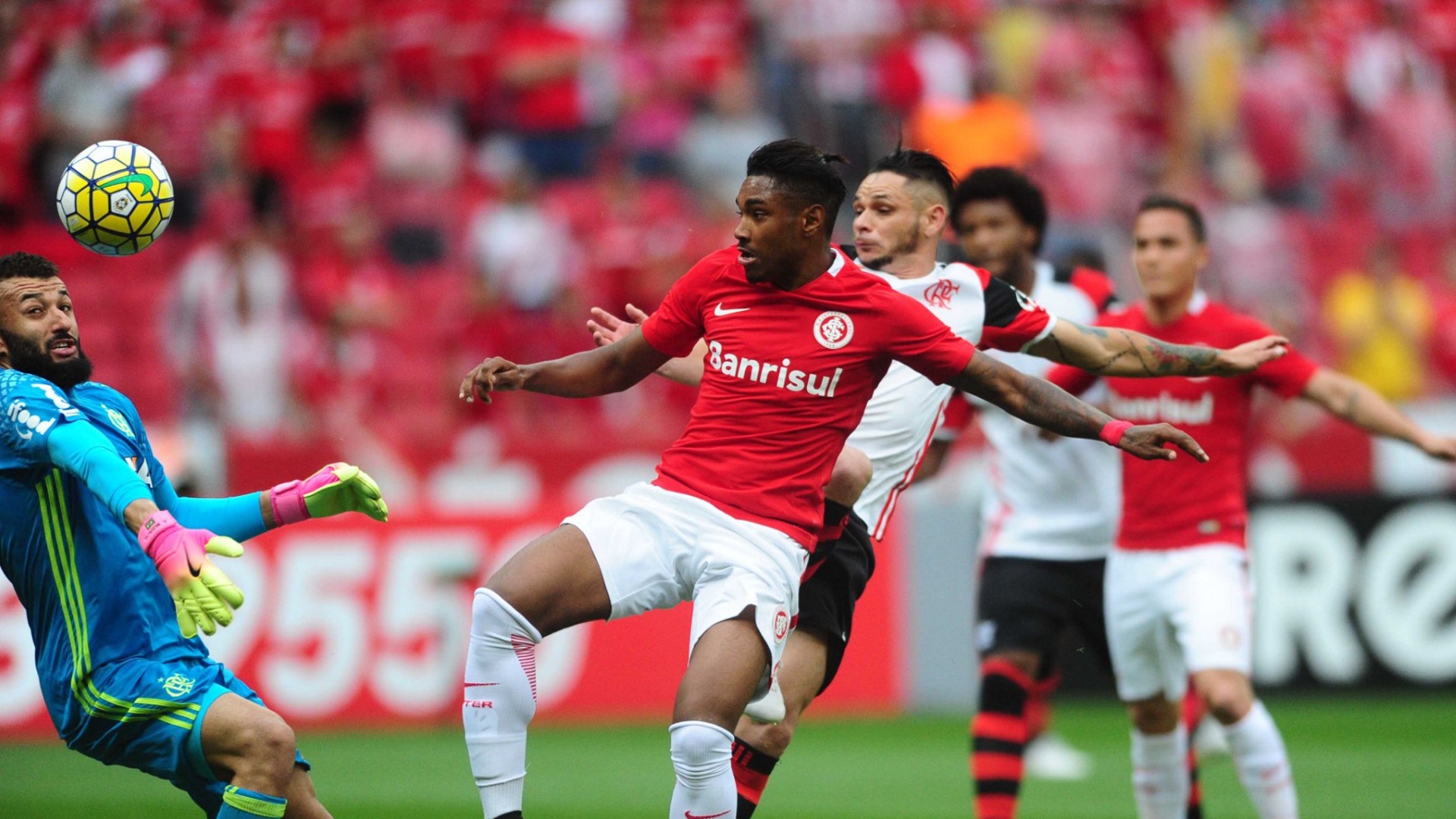 Titular absoluto na base do West Ham, Luizão ganha oportunidade no