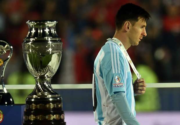 Messi dapat dukungan Lavezzi.