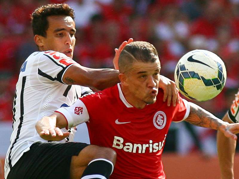 Jadson comemora sua permanência no Corinthians: "Quero títulos"