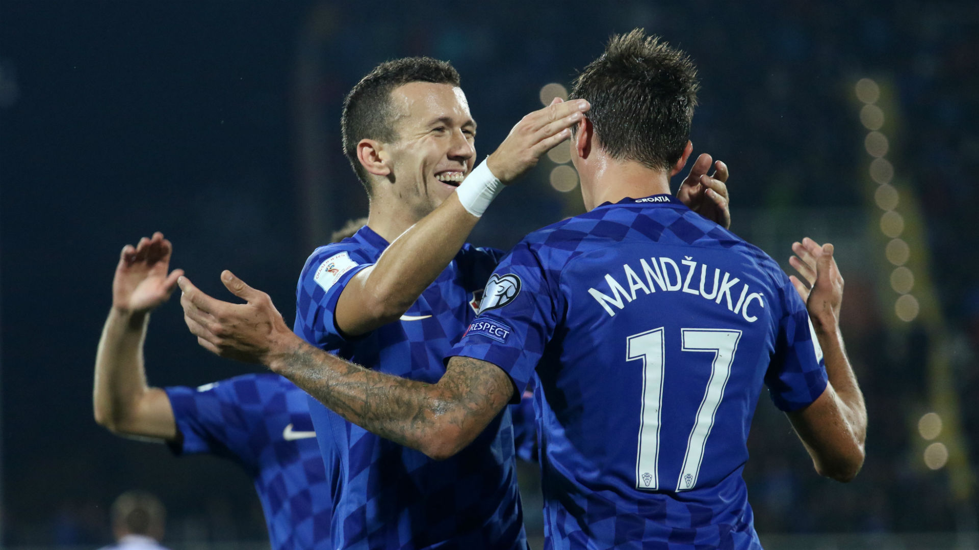 Mandzukic festeggiato dai compagni dopo il goal