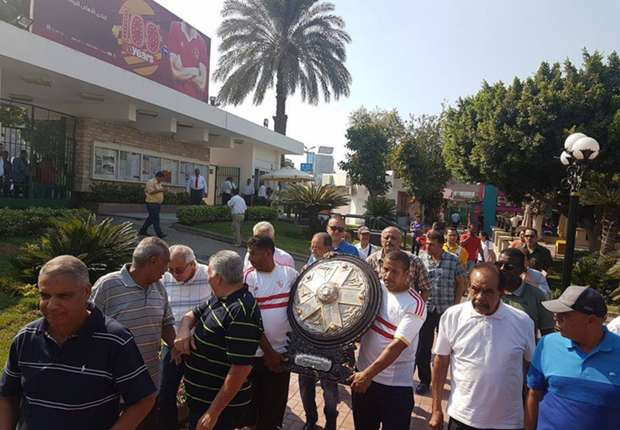 رسميًا .. الزمالك يسلم درع الدوري للأهلي