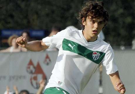 Unal to complete Man City move