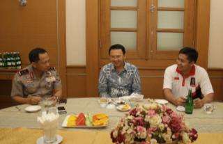 Maruarar, Ahok, dan Tito Karnavian sedang berkoordinasi mengenai pengamanan final Piala Presiden.