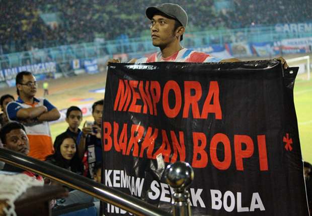 Salah satu spanduk protes yang ditampilkan Aremania kepada PSSI, Menpora, dan BOPI.