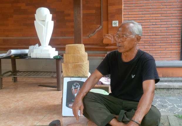 Ida Bagus Ketut Lasem, pembuat trofi Piala Presiden.