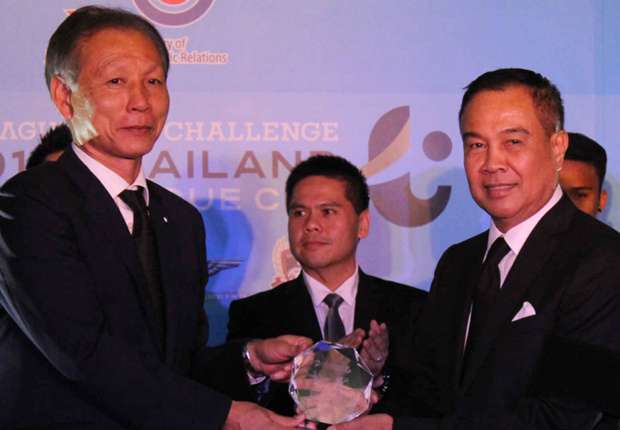 原博実副理事長（左）とタイサッカー協会のソムヨット会長