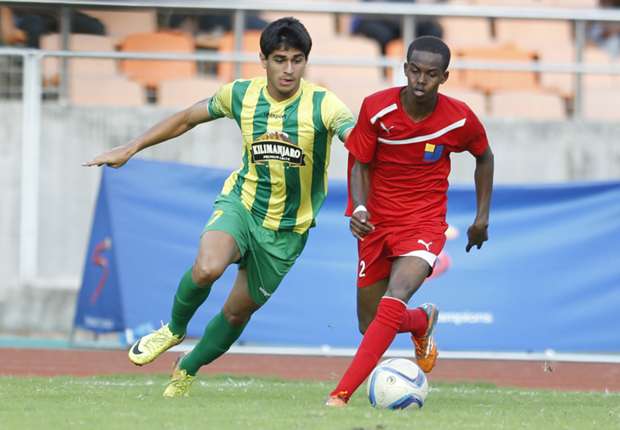 Andrew Coutinho (L) of Yanga FC contest for ball with Ibrahim Warsama of Telecom FC