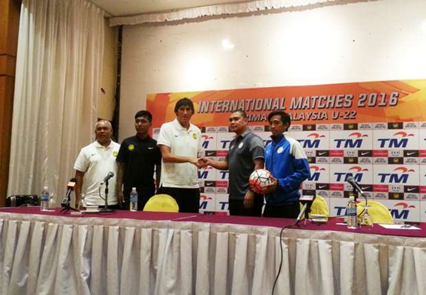 malaysia-u22-head-coach-frank-berndhart-and-captain-faris-shah-philippines-u22-head-coach-dan-padernal-and-captain-richard-talaroc_h13kd2oq3on81v97cv81cdfni.jpg