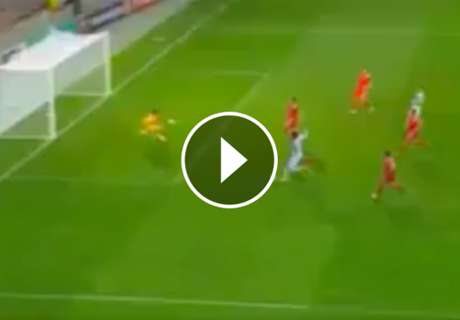 ► ¡Benteke hace historia!