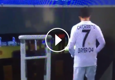 ► Chicharito, enojado al vestidor