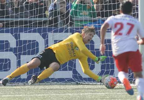 Comeback, Van Der Sar Selamatkan Penalti