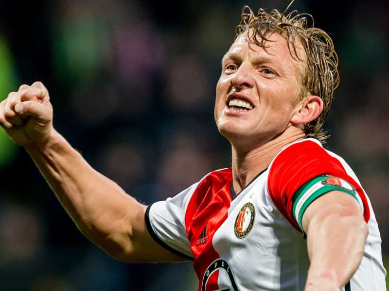 VIDEO - Feyenoord-fans trotseren storm en 'juichen' voor Ajax | Goal.com