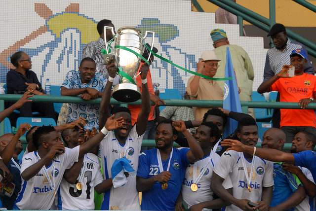 Enyimba lift the 2014 Federation Cup trophy