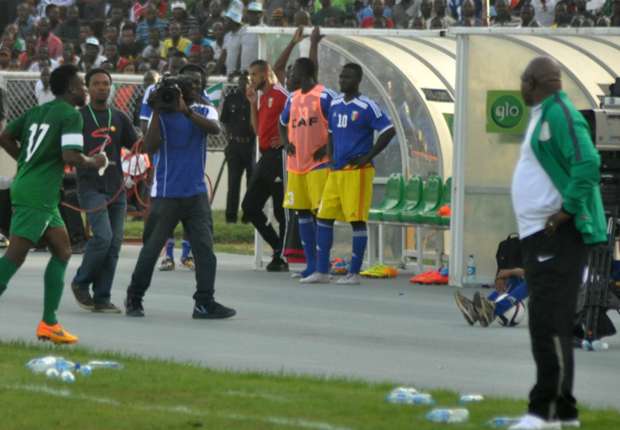 Ogenyi Onazi walks off as Keshi watches on