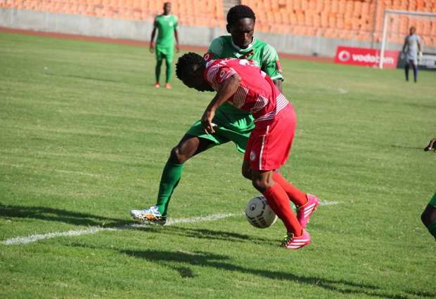 Ibrahim Ajibu wa Simba akipambana