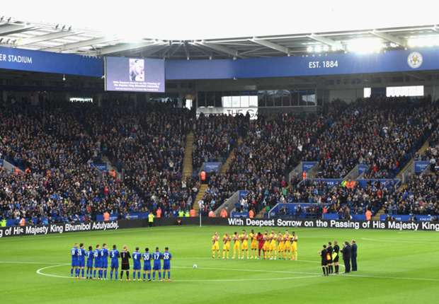 Players observe a minute of silence to commemorate King Bhumibol of Thailand