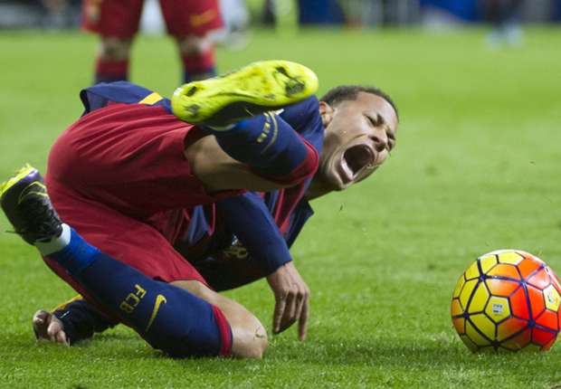 Neymar se lesiona em treino do Barcelona, em véspera de jogo de Champions League