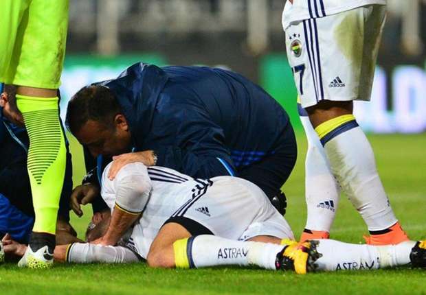 Van Persie calms fears after horror eye injury