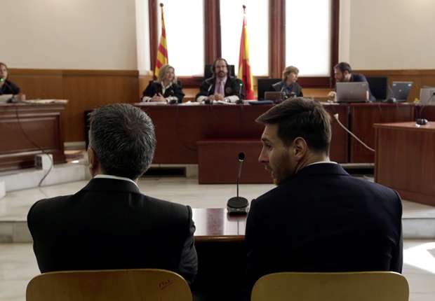 القضاء الاسباني يحكم على ميسي و والده بالسجن و برشلونة يقول انه بريء و يعلن دعمه له Jorge-messi-lionel-messi-06022016_3wmnkg0qn0yr10lm3zxhjck0m