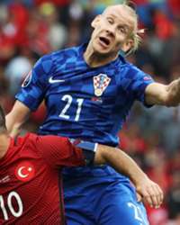 arda-turan-domagoj-vida-turkey-croatia-06122016_1msedn9t29zvl1tjndypi1bi2v.jpg