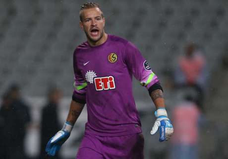 Goalkeeper scores from 90 yards