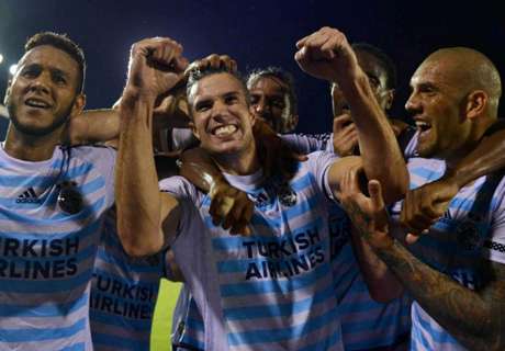 Van Persie scores first Fenerbahce goal