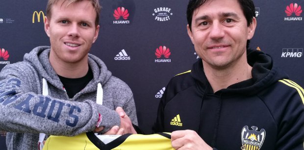 Darije Kalezic presents Daniel Mullen with his Wellington Phoenix shirt.