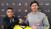 Head coach Darije Kalezic present Ali Abbas with his Wellington Phoenix shirt.