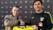 Head coach Darije Kalezic presents Scott Galloway with his Wellington Phoenix jersey.