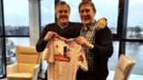 Lars Andersen i NorEngros og Robert Nilsson i FFK signerer avtalen for 2015