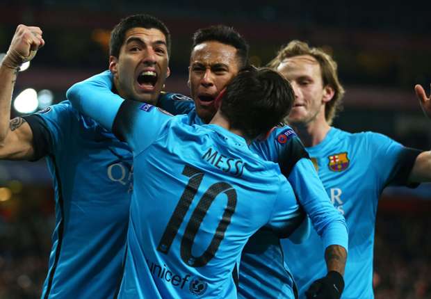 Die Barca-Spieler jubeln mit ihrem Torschützen Lionel Messi